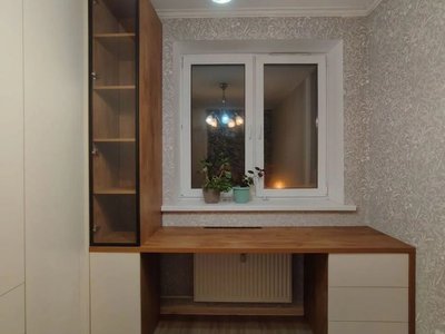 Мебельный гарнитур Egger: Шкаф, стол-подоконник и витрина