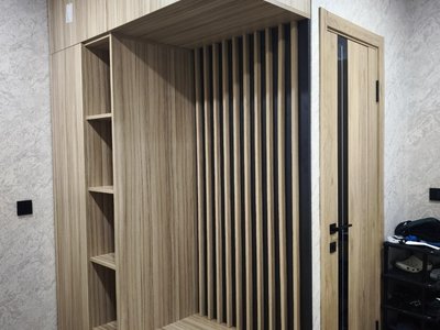 Современная прихожая-гардеробная из ЛДСП Egger с рейками