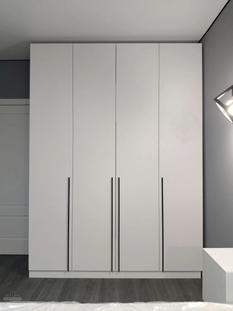 Распашной корпусный шкаф Egger «Белый снег» - фото 1