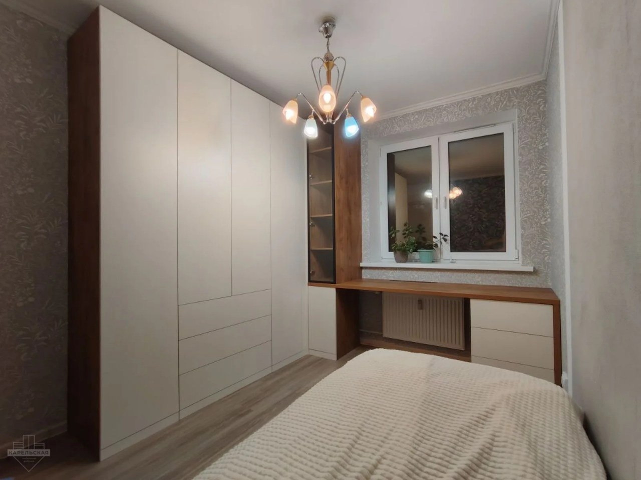 Мебельный гарнитур Egger: Шкаф, стол-подоконник и витрина - фото 3