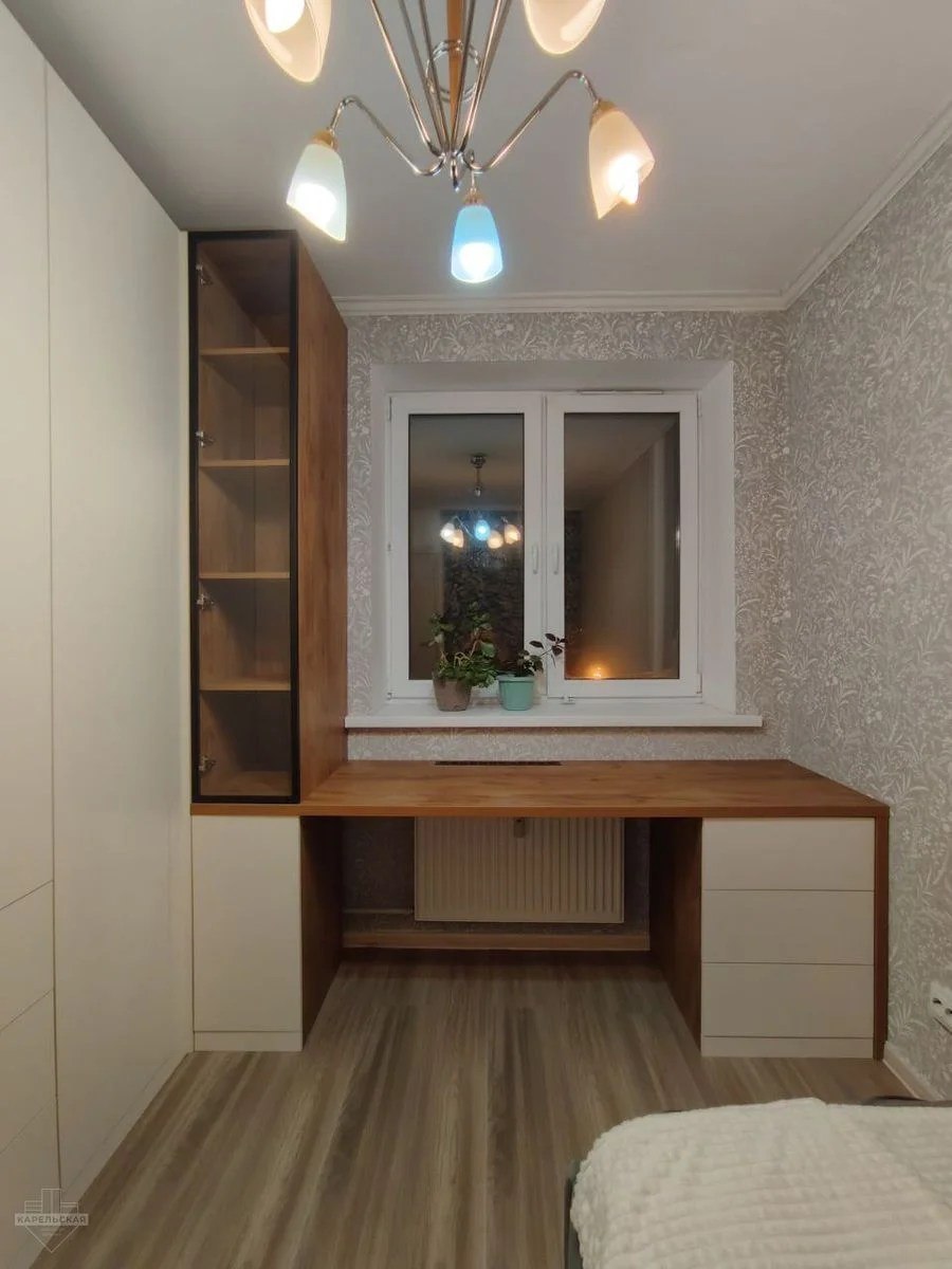 Мебельный гарнитур Egger: Шкаф, стол-подоконник и витрина - фото 1