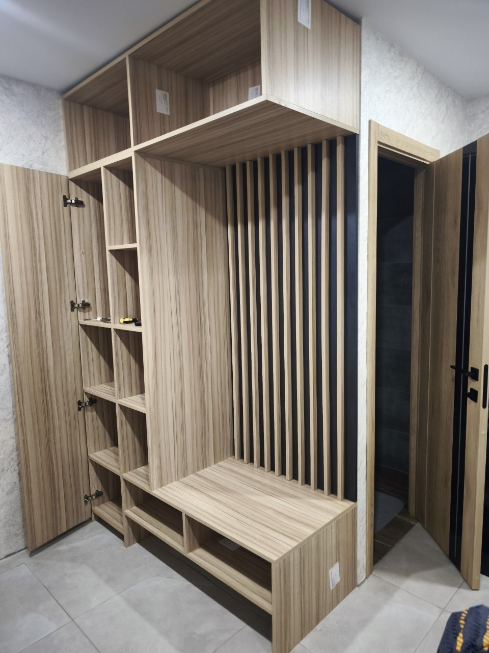 Современная прихожая-гардеробная из ЛДСП Egger с рейками - фото 3