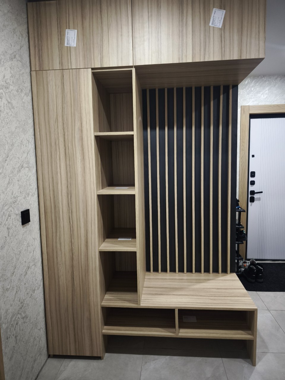 Современная прихожая-гардеробная из ЛДСП Egger с рейками - фото 2