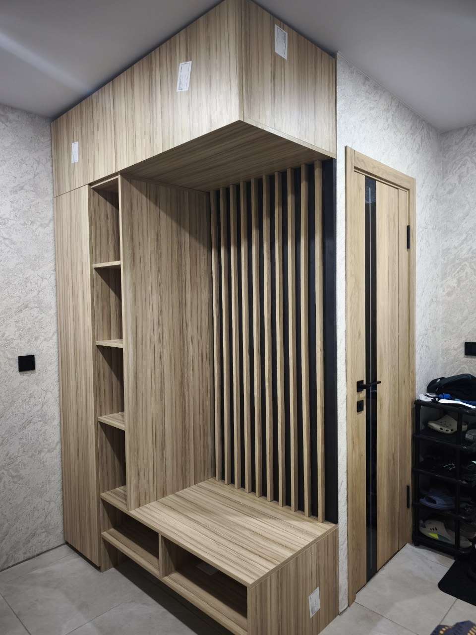 Современная прихожая-гардеробная из ЛДСП Egger с рейками - фото 1